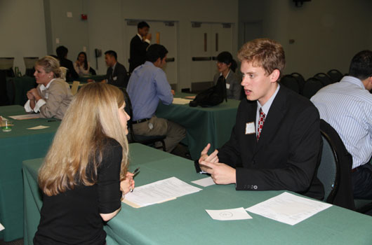 Job Fairs oder Career Fairs bieten die Möglichkeit, in lockerer Atmosphäre Vertreter vieler Firmen an einem Ort zu treffen.