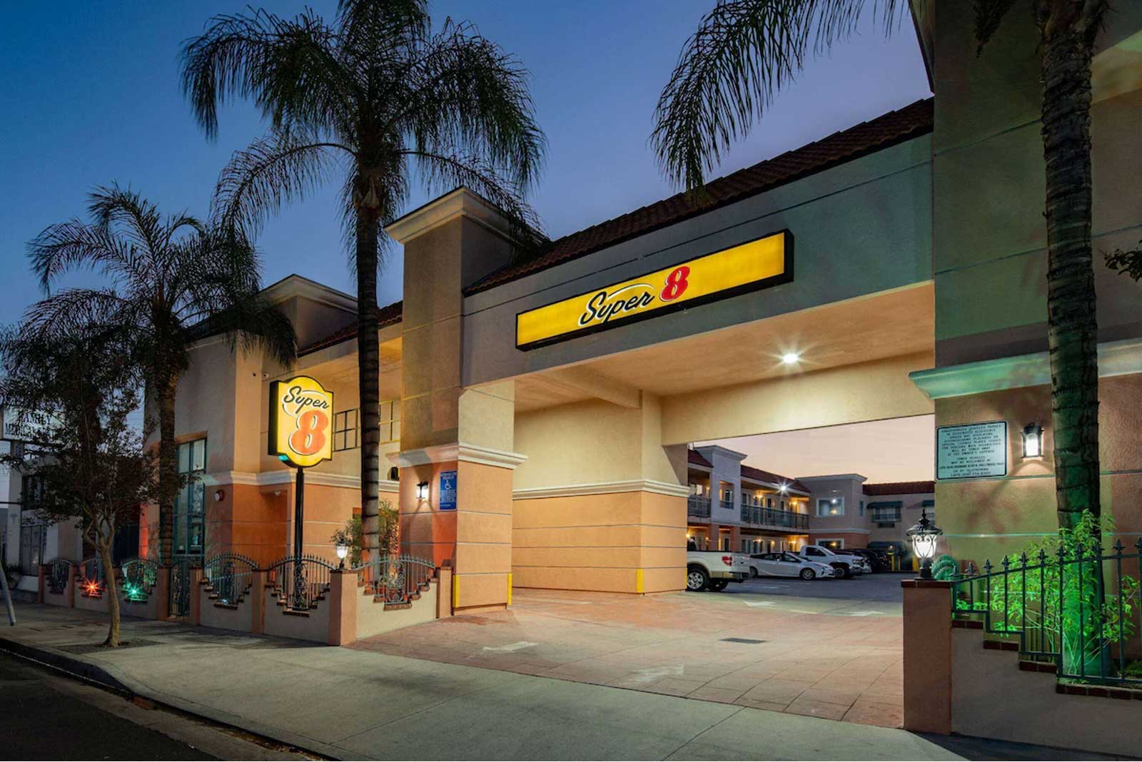 Super 8 by Wyndham North Hollywood